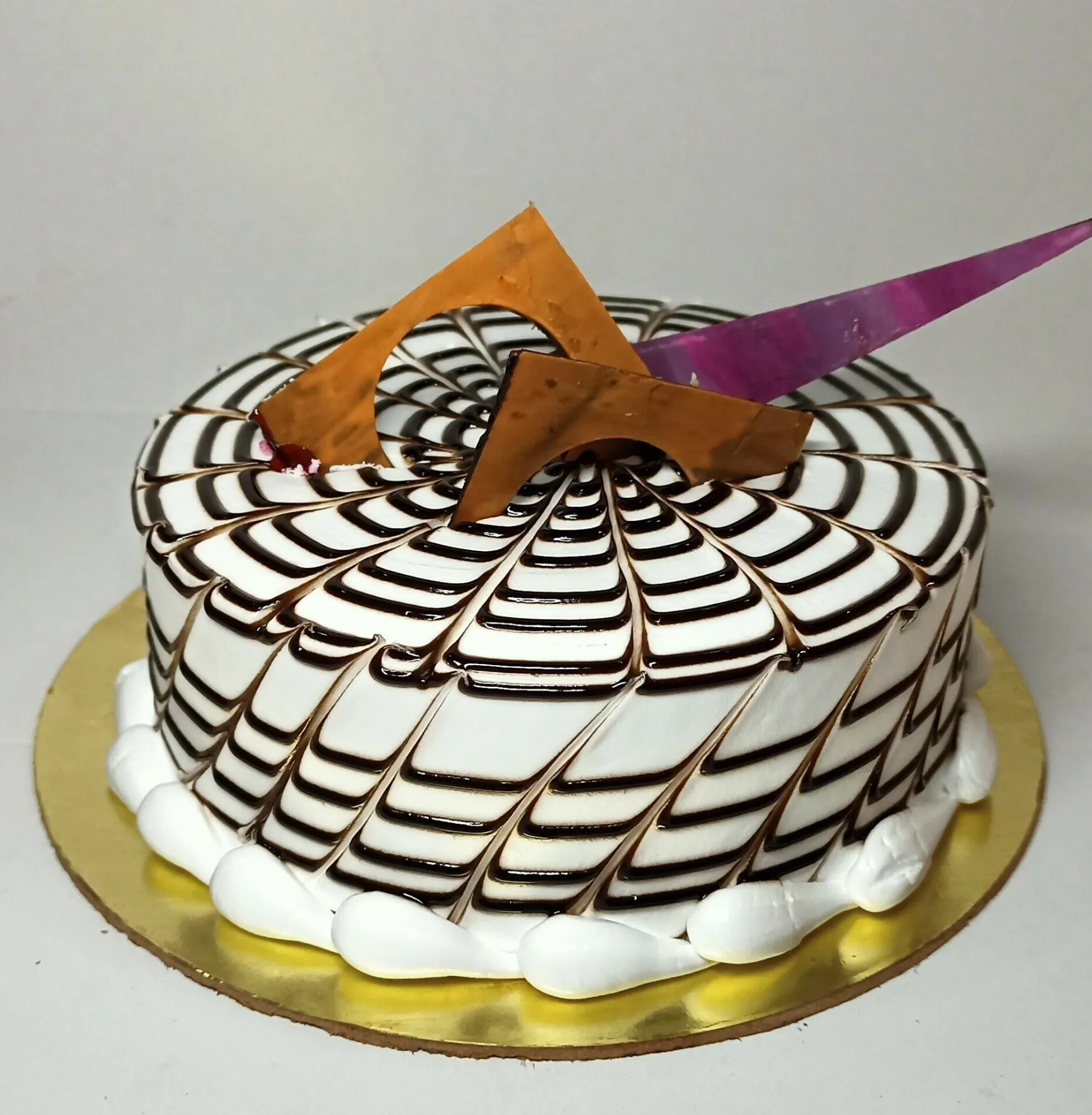Vancho Cake 1Kg (Dessert) Light Fluffy Creamy Frosting Ring Shape - Arad  Branding